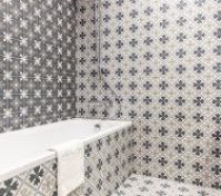 Bathtub with patterned tile walls