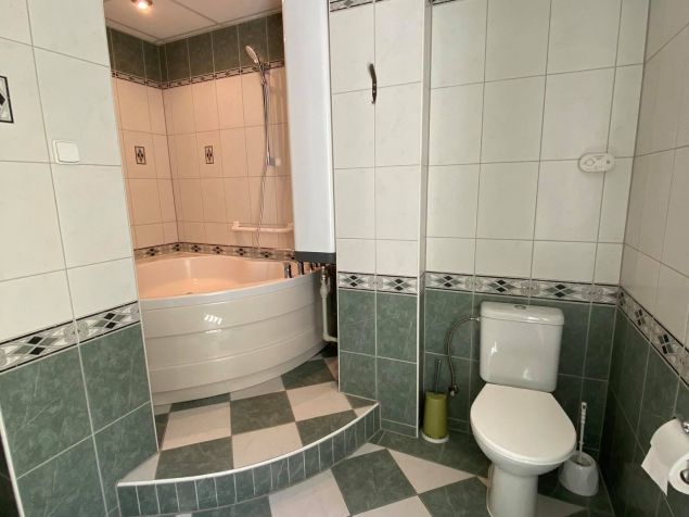 se sprchovým koutem/vanou