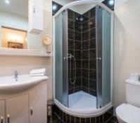 bathroom with shower and toilett