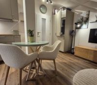 Rozkládací jídelní stůl