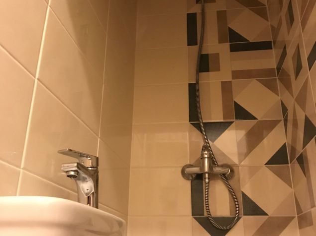 sprchový kout a toaleta jsou zvlášť