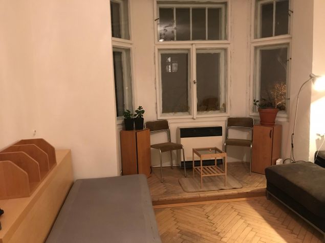 pokoj s 4 oddělenými postelemi a posezením