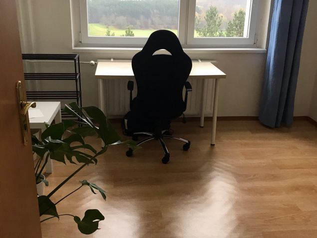 Ahojky hledám spolubydlící studující či pracující, na dlouhodobý pronájem, ideálně slečnu, do velkého světlého bytu 3 1 v Bystrci.  Se souhlasem majitele nabízím k pronájmu dva pokoje (viz fotografie). Bílá skříň v pokoji zůstane, jinak budou pokoje nevybavené, můžeš si je tedy zařídit dle svého.:-)  Z bytu je krásný výhled do přírody, v okolí jsou lesy a Obora Holedná a klid. Pokud tedy nejsi milovník městského ruchu, je tato nabídka přesně pro tebe. Byt je starší, ale je tu vše co budeš potřebovat: kuchyň, vana, samostatné wc, pračka, wifi. V okolí je také vše co potřebuješ, albert i Billa, zastávka Ondrouškova cca 5 minut od domu, do centra je to 30 minut. Pokoje se nachází v 7. patře v panelovém domě. :-) Cena: 8250 nájem včetně energií   175 internet = 8425 měsíčně, vratná kauce 8250.  Byt bych ráda sdílela s jedním člověkem napůl - jsem pracující slečna, pracuji v kanceláři. Večer doma cvičím, tančím, nebo dělám jógu. Mám ráda zvířata a knihy. Také ráda vařím. Do společnosti chodím většinou do města. Hledám k sobě někoho sympatického a veselého, kdo bere domov jako klidné místečko k odpočinku. :-) :-) :-) Pokoje jsou volné od 1.12.2022V případě zájmu se mi ozvi, napiš mi něco o sobě a domluvíme se na prohlídce. :-) :-) :-) 