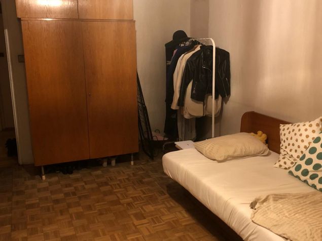 jedna prostorná skříň na oblečení