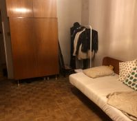 jedna prostorná skříň na oblečení