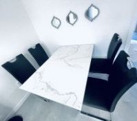 Rozkládací skleněný stůl a židle