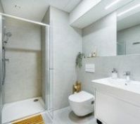 Full bathroom image 1