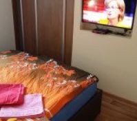 postel s úložným prostorem a vestavěná skříň 