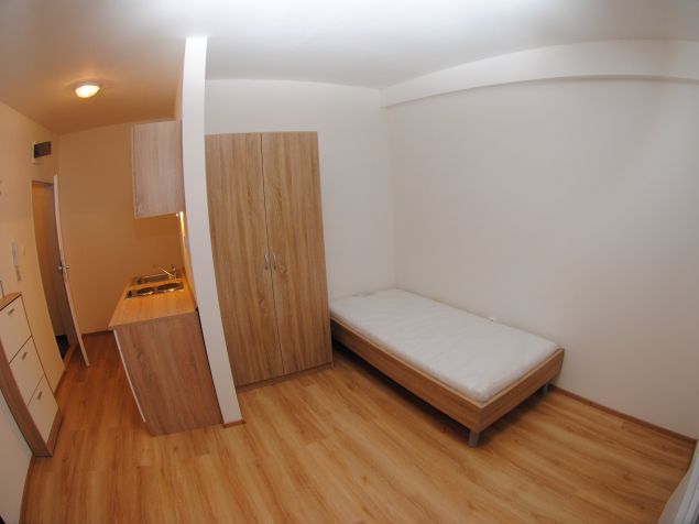 Pohľad do bytu s kuchynkou v chodbičke