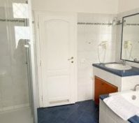 Full bathroom image 3