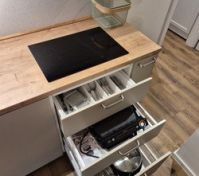 Indukční varná deska, kontaktní gril a nádobí na vaření