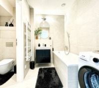 Full bathroom image 4