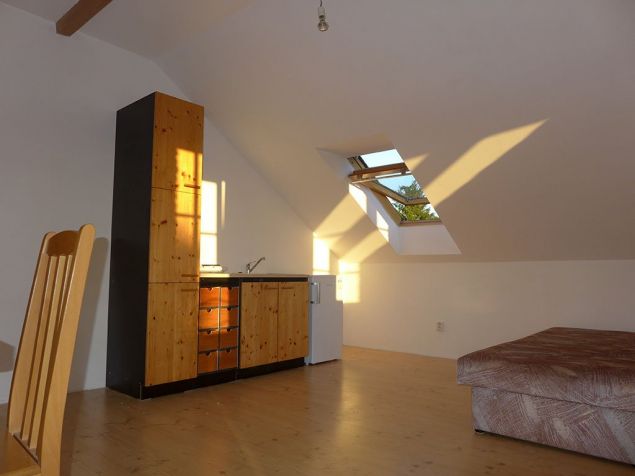 kuchyň s tekoucí vodou, lednice, dvouvařič