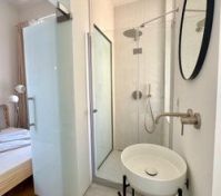 Full bathroom image 1