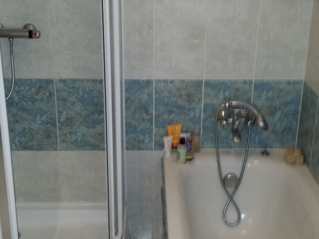 vana a sprchový kout v koupelně