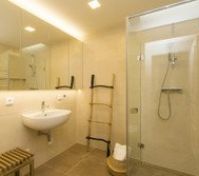 Full bathroom image 6