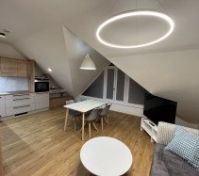 Obývací pokoj s jídelním stolem, oknem a stíněním