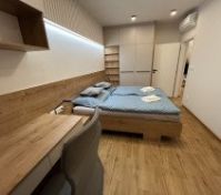 Ložnice s manželskou postelí, šatní skříní a pracovním stolem