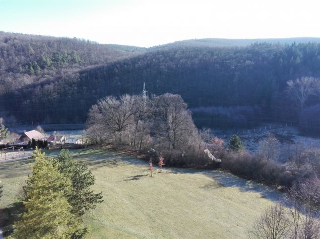 výhled z okna většího z pokojů