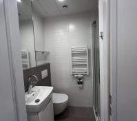 centrální vytápění, ale možnost nastavení teploty na žebříku v koupelně