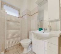 Full bathroom image 1