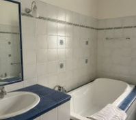 Full bathroom image 1