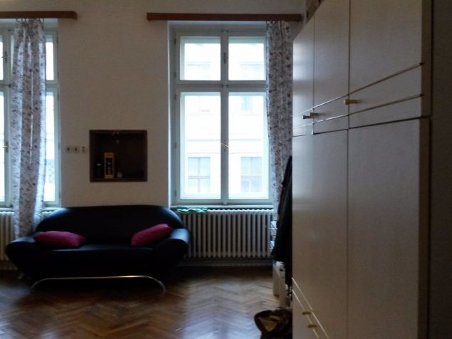 !PRONÁJEM POKOJE V CENTRU - ŽENY! Nabízím pronajem samostatného neprůchozího pokoje pro holku (nejlépe pracující). Pokoj je vybaven (viz. foto), rozměr cca 30 m², prostranny. Byt se nachází v centru Prahy - Balbínova ulice, 3min. od I.P. Pavlova, 3 min. od nám. Míru a 5 min na Václavák. Spolubydlící jsou dvě pohodové holky. Cena: 7000 CZK se vším (nájem, poplatky i internet). Bez kauce! Pokoj je volný od 1.6. Prosím pošlete mi správu, nebo volejte na č. 775 412 248.