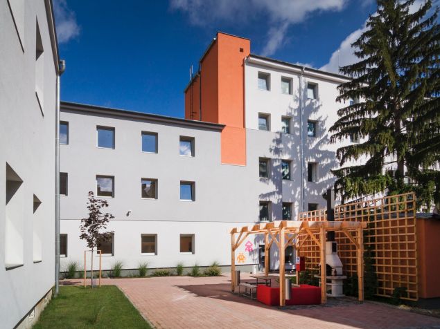 vnitroblok s kavárnou a grilem