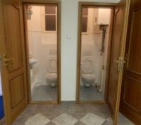 Hala s pohledem na dva WC