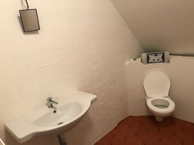 Koupelna s rohovou vanou v prvním patře