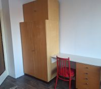 červený pokoj skřín
