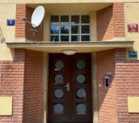 Building exterior entrance door