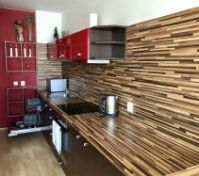 Kuchynsky kout oddeleny schody