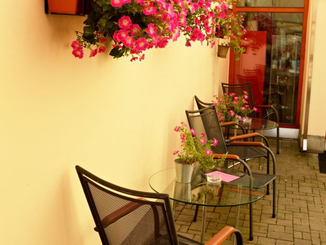 Posezení před domem