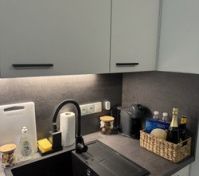 Při příjezdu vás v kuchyni přivítá uvítací balíček obsahující základní potřeby a drobné pohoštění pro váš pohodlný start