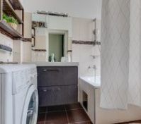  bathroom with bathtub