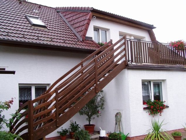 vlastní vchod přes 1 z 2 balkonů 