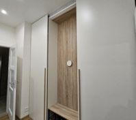 Šatník s pračkou a sušičkou v levé části 