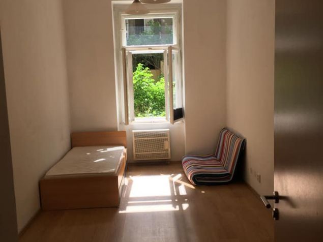 Krásný, slunný byt s výhledem do vnitrobloku.