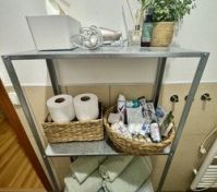 Naše koupelnová police obsahuje košík se základními hygienickými potřebami, které jsou zahrnuty v ceně. Najdete zde toaletní papír, kosmetiku a další užitečné produkty pro váš komfort :)