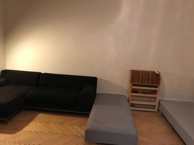 pokoj s 4 oddělenými postelemi a posezením