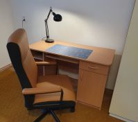 Pracovní stůl a židle v pokoji č. 1
