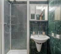 Full bathroom image 1