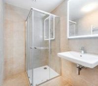 Full bathroom 1 image 1