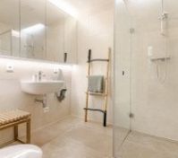 Full bathroom image 1