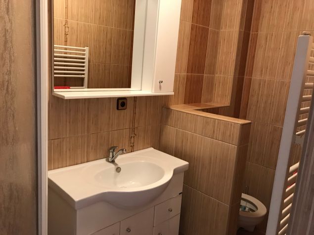 Koupelna se sprchovým koutem v přízemí