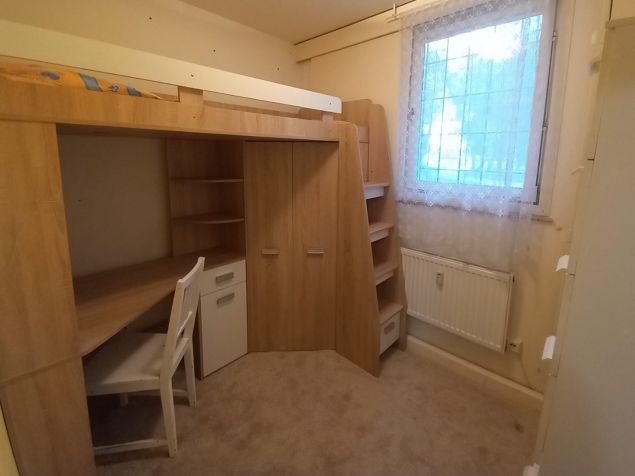 Pokoj, pohled na postel