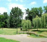 přilehlý park