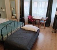 jídelní stůl a rozkládací pohovka