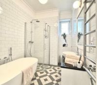Full bathroom image 1